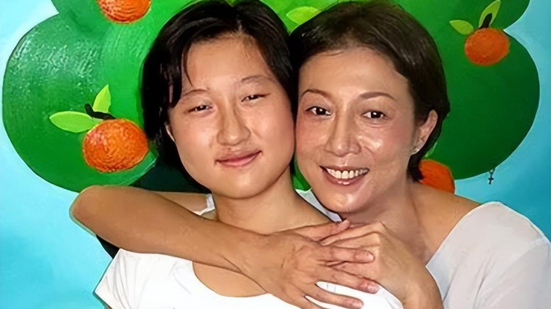 吴绮莉|成龙前女友吴绮莉晒泳照！穿短裤背心泡水里，双腿岔开皮肤太白嫩