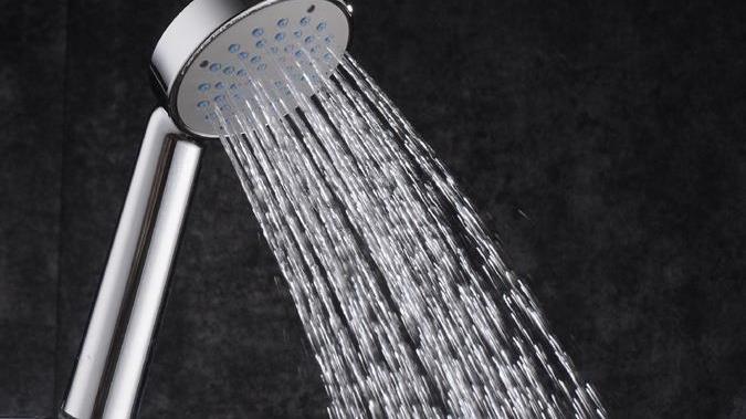 顶楼水压小，淋浴无法正常使用，为什么？怎么办？