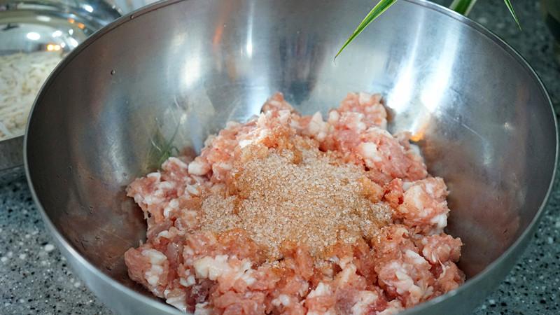 猪肉|?趁猪肉便宜，给孩子做点脆皮烤肠，做法简单，真材实料吃着放心