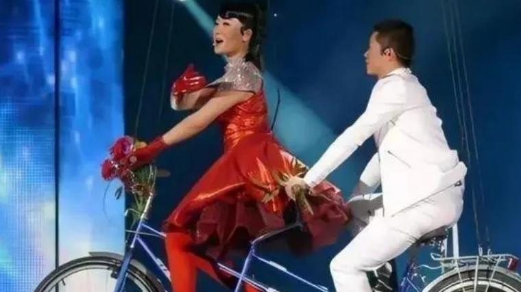 凤凰传奇|出道24年曾登上春晚，从被嘲土到打破质疑，凤凰传奇为何有人气？