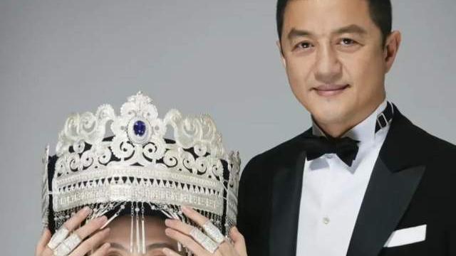 李亚鹏|李亚鹏娇妻婚后高调秀恩爱！穿民族服趴在老公身边，颜值不输王菲