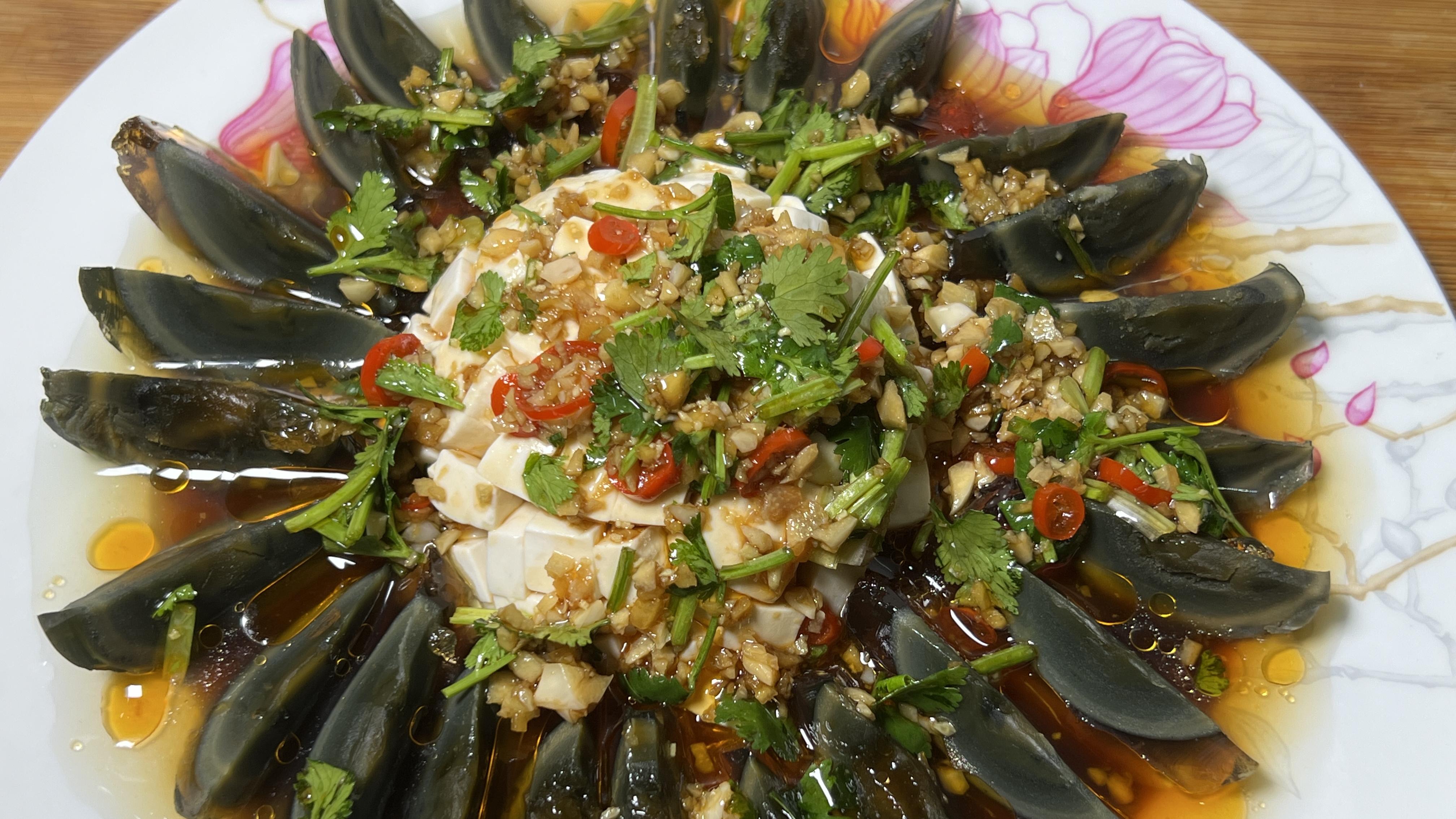 皮蛋豆腐|皮蛋豆腐饭店18元一盘，在家也能做，咸香味美，嫩滑爽口，好吃