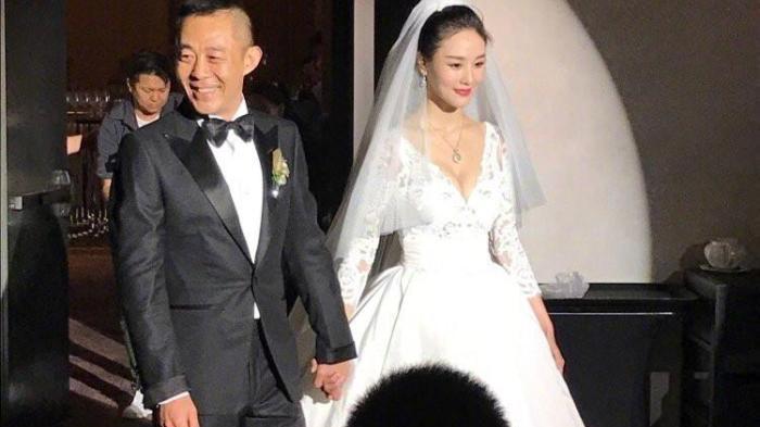 侯勇|53岁侯勇与90后妻子同框似父女，肤白貌美身材好，肚皮圆润似怀孕