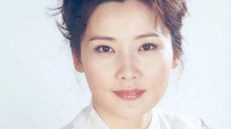 何赛飞|何赛飞：4岁被抛弃，父亲为她终身未娶，和初恋丈夫相约“丁克”