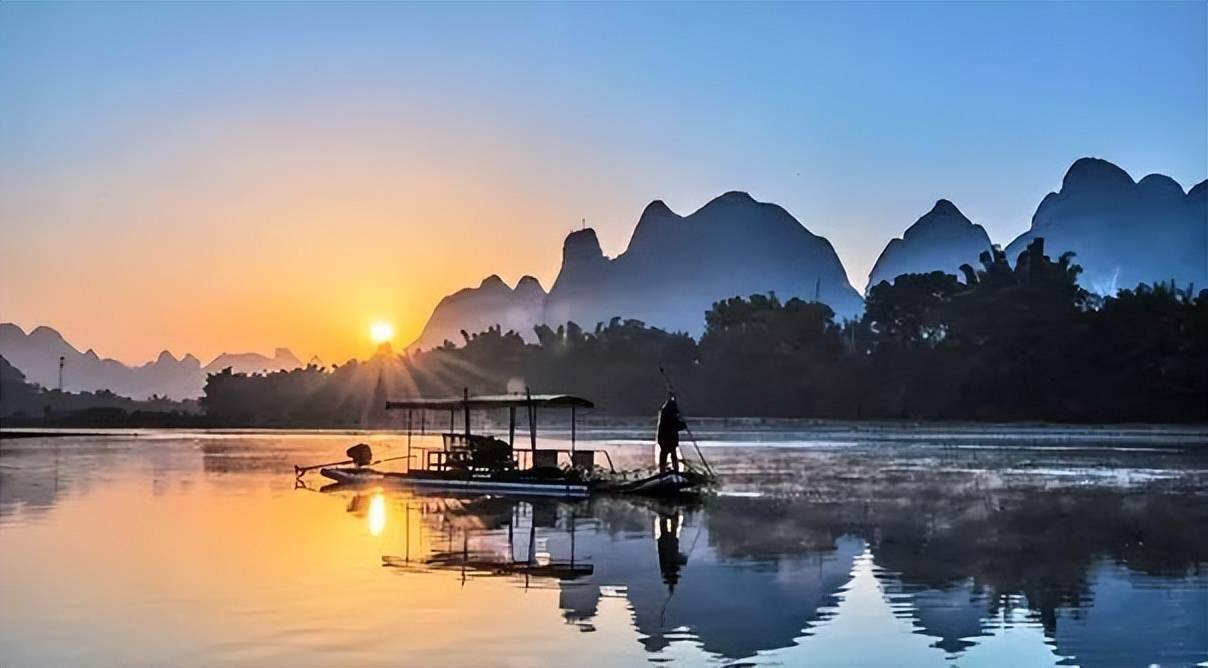 |桂林山水秘境在阳朔，遇龙河里的风景民宿直视山野和田园风光