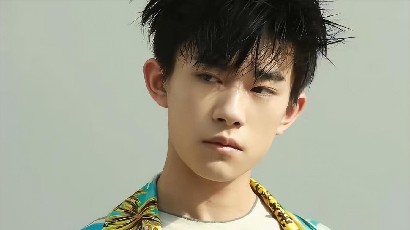 蕾哈娜|易烊千玺放弃入职资格惶恐不安，胡先熙晒证据，网友质疑都是套路