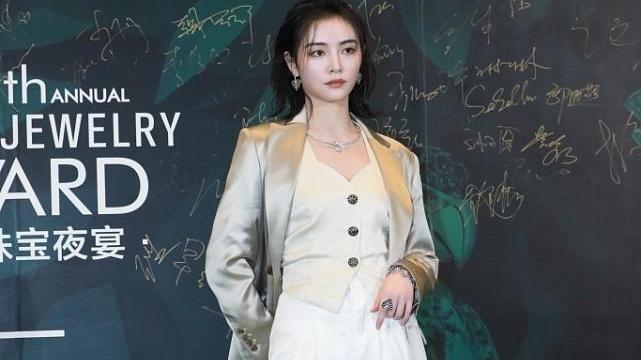 胡冰卿|芭莎晚宴生图：娄艺潇显老态，祝绪丹仙气灵动，胡冰卿美到认不出