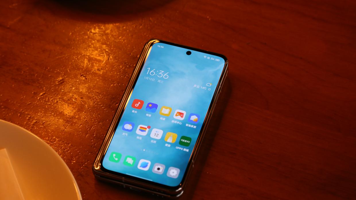 OPPO|有技术就是任性！OPPO双铰链折叠屏手机曝光，后置镜头能翻转使用