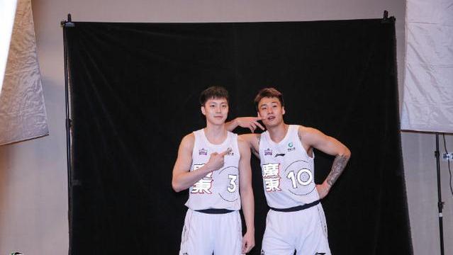 赵睿|CBA全明星写真拍摄花絮，赵睿搞怪，胡明轩高冷男孩，同框太喜感