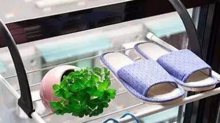 晾衣服不要再挂阳台顶了，头一次见这种设计，不占地方还很实用