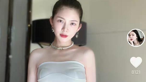 王灿|杜淳老婆晒时尚穿搭，穿同款不同色抹胸秀身材，衣品被嘲一言难尽