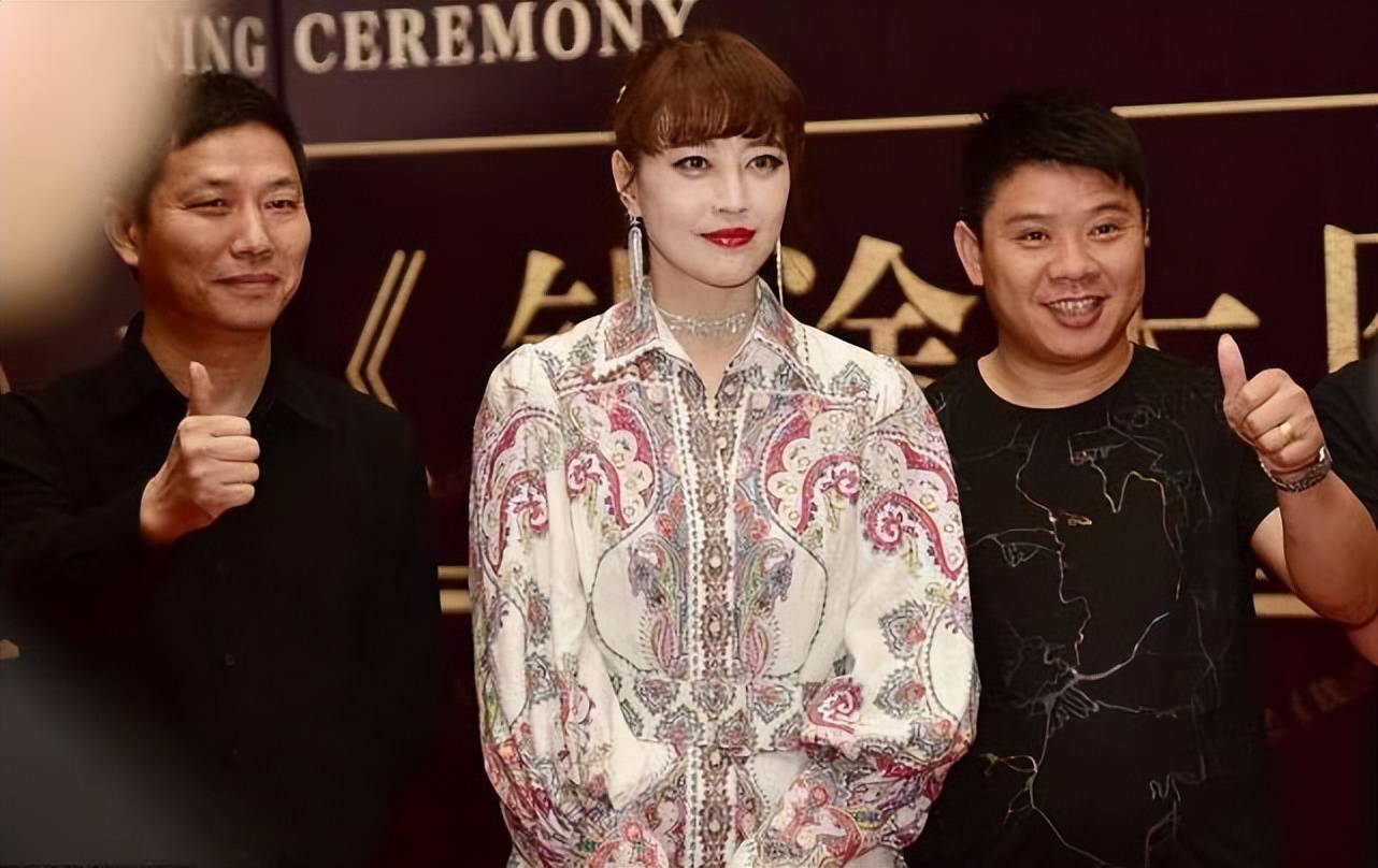 穿衣搭配 周海媚扮嫩违和感太重，印花长裙搭配齐刘海？丝毫不减龄！