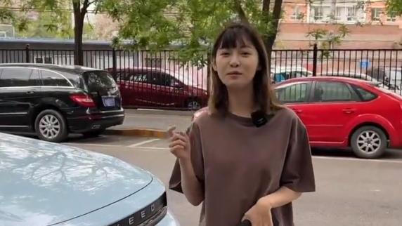 |网红痞幼透露要拍电影，院线级别的女一号，网友的关注点却在腿上