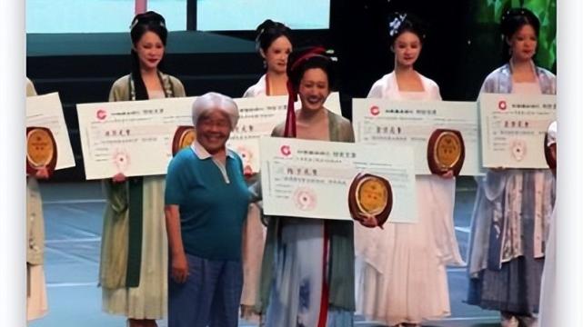 |千名选手竞选李清照，冠军气质奔放笑容满面，网友直呼更像孙二娘