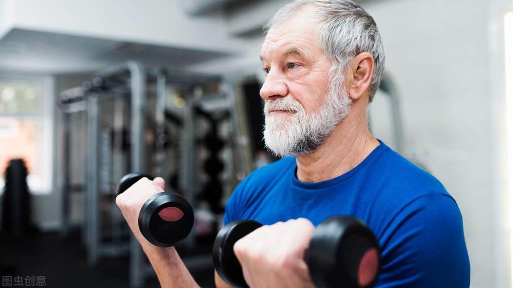 运动|57岁被儿子拉去健身，满头白发却拥有20岁身体！老年人该注重运动