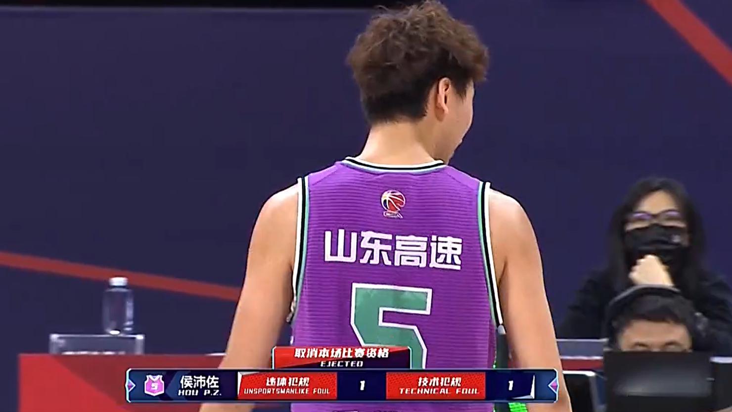 闫军|裁判闫军抢戏季后赛！驱逐侯沛佐偏袒沈梓捷，CBA名嘴都看不下去