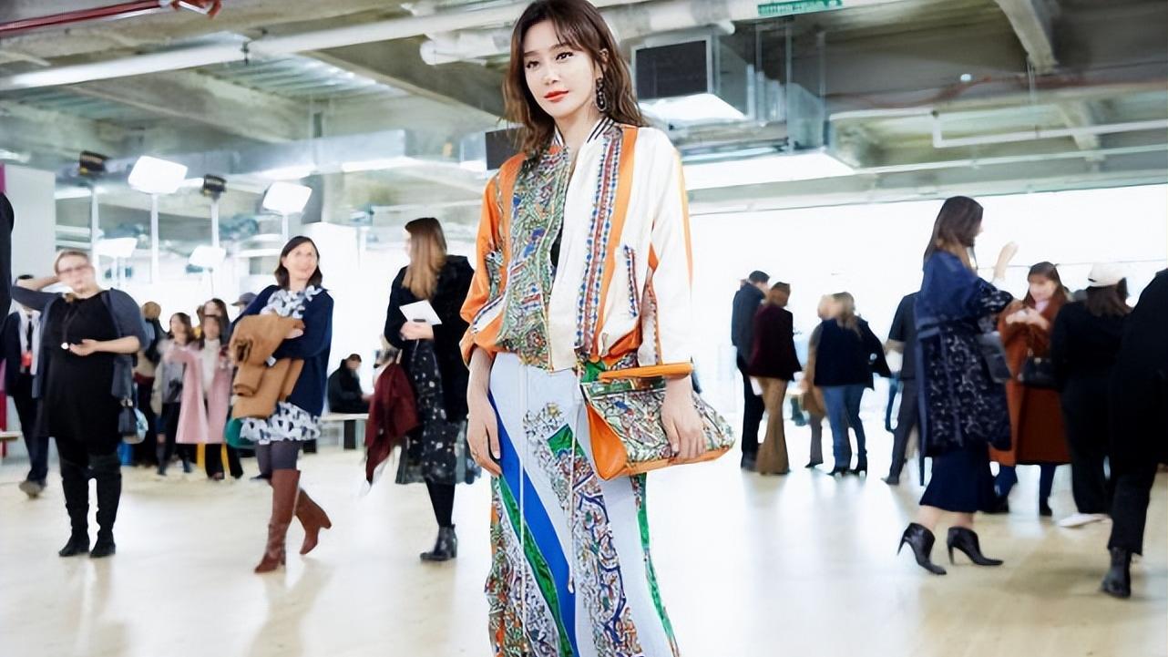 穿衣搭配|秦岚好适合穿Tory Burch，印花长裙优雅知性，裹身设计也不见肉感