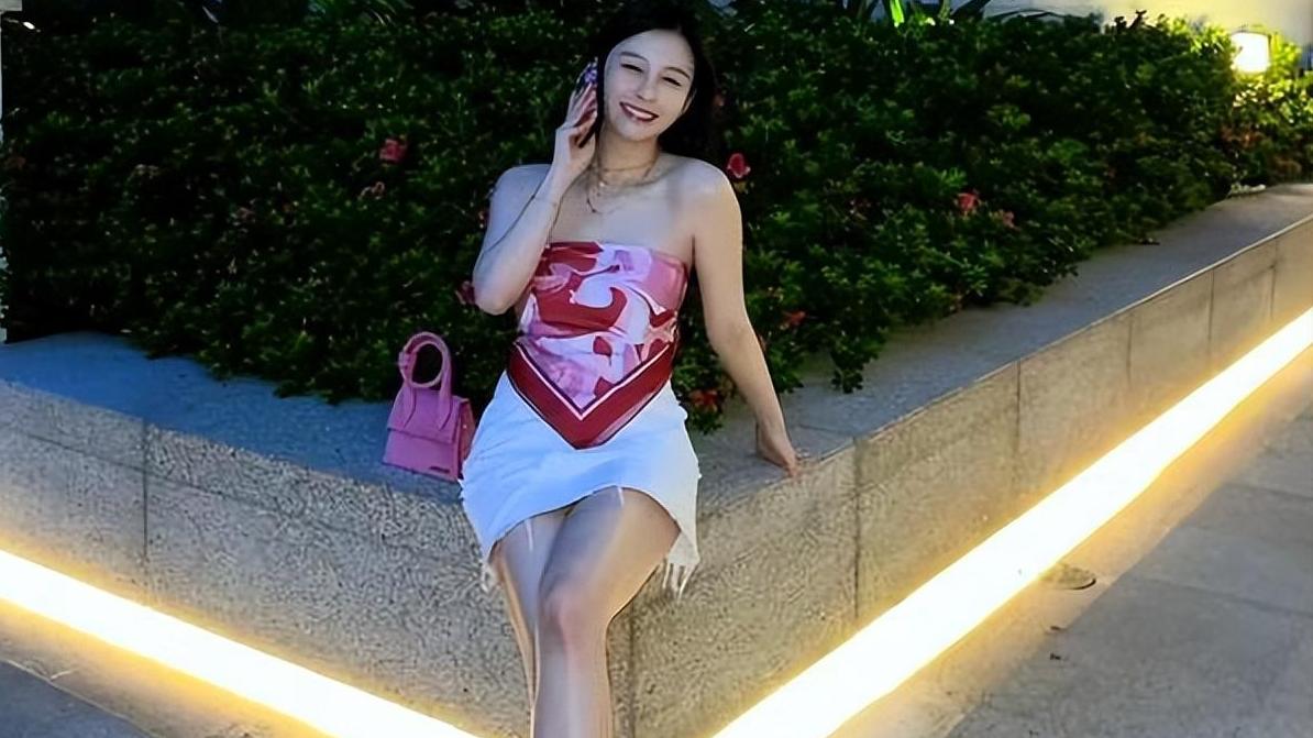 邱淑贞|邱淑贞女儿身材好真任性！拿丝巾当“上衣”穿