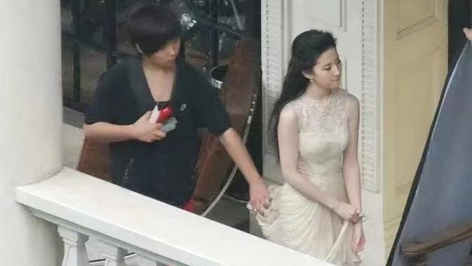 刘亦菲|刘亦菲的气质真好，穿圆领纱裙亮相被抓拍，路人视角下依然迷人