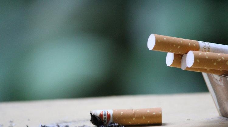 尼古丁|吸烟有害健康是“大骗局”，尼古丁根本不致癌？是科学还是谣言？