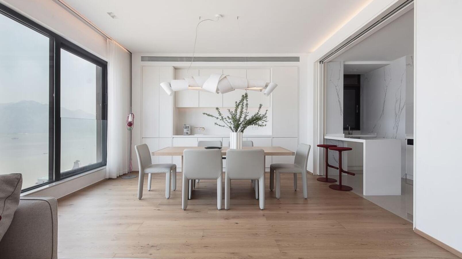 房子住久了才发现，最耐看的还是极简风，看她家客餐厅，太大气了