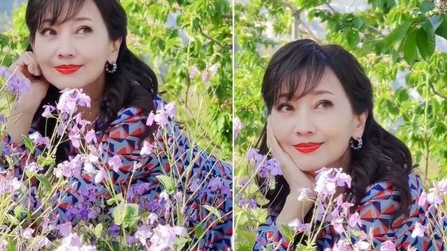 赵雅芝|68岁赵雅芝花丛中拍照！直接趴土里不嫌脏，单手托脸状态似少女