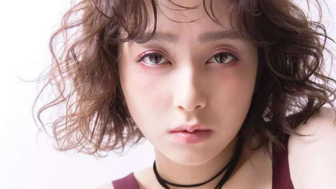 发型 头发稀少适合什么发型？10款时髦大气的流行发型，既显发量又有型