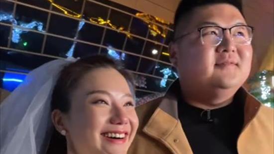 求婚|网红猴哥包迪士尼求婚，无人机大钻戒齐上阵，网友：包场哪来的人