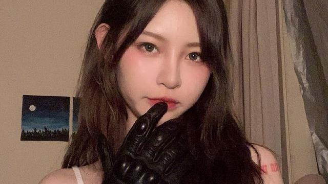 |痞幼去男歌手家做客，地上“动物皮毯子”醒目，网友直言太残忍