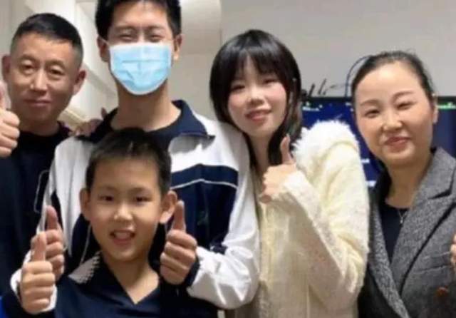 李芳|单亲妈妈李芳羡慕孙海洋夫妻恩爱，孙妈暖心回应，称该考虑自己了