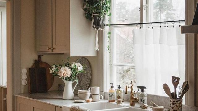 住进鲜花簇拥的家，浅浅色调，植物阳光把春意留在家里，心情轻快