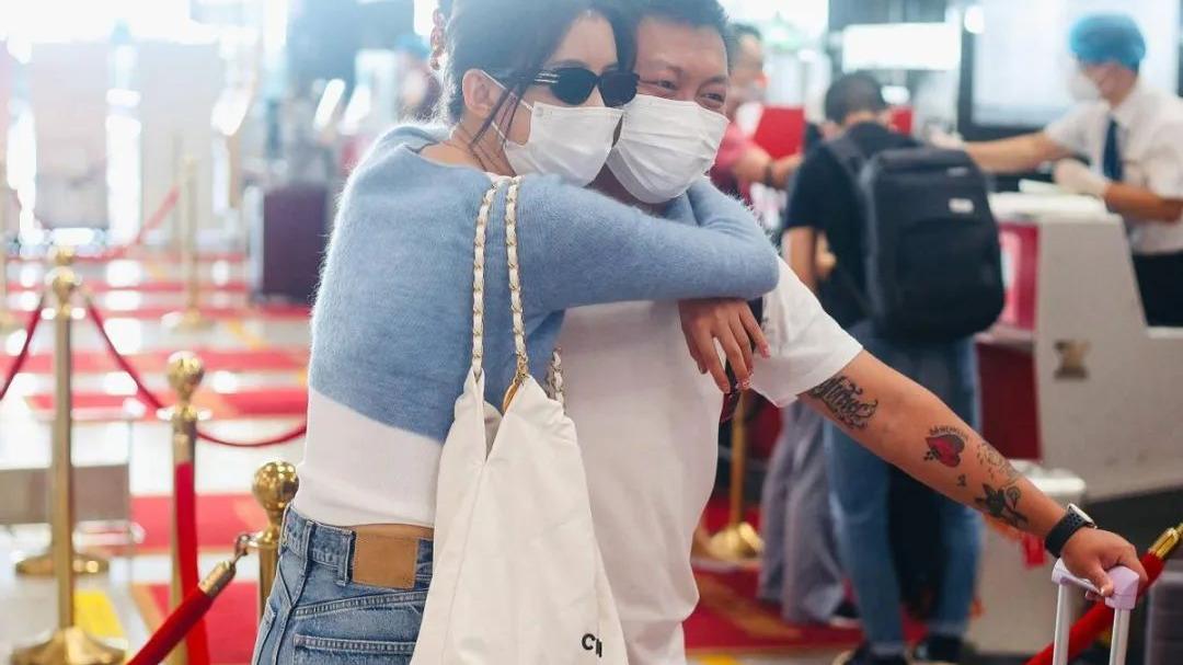 杨幂|孙怡真豪放，穿“紧短小”走机场不说，和经纪人亲密挽手毫不避嫌