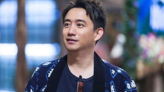 黄磊|黄磊第一次带着小女儿来到镜头前，身穿白色毛衣，一脸严肃硬朗。