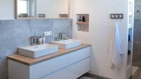 卫生间收纳不做“守旧派”，淋浴房侧墙也有机会，壁挂柜子不占地