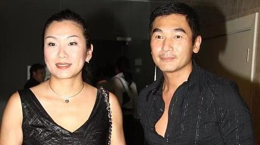 穿衣搭配 方中信夫妇罕见同框，“最丑港姐”妻子穿修身裙，肚子赘肉横生