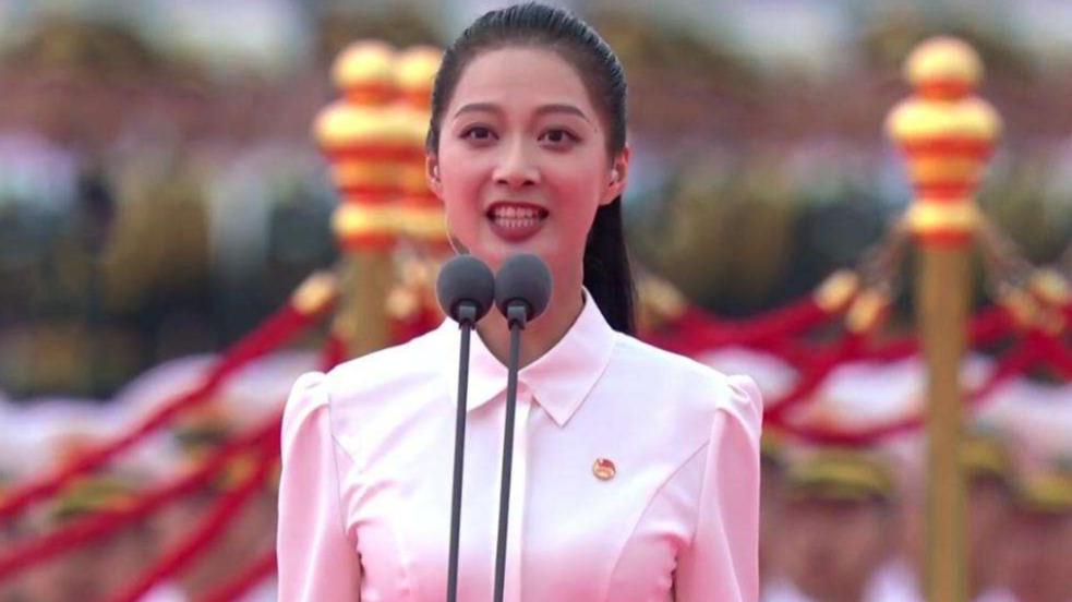 教师|冯琳春晚彩排照曝光，气度不凡艳压群芳，她的成功绝非偶然