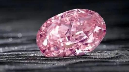 演唱会|歌手将11克拉粉钻镶嵌在额头，演唱会时被粉丝抠下！不知道抹额吗？