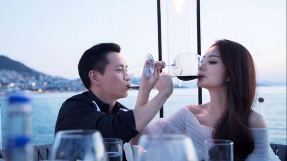 安以轩|安以轩发布浓妆照，为丈夫选择复出捞金