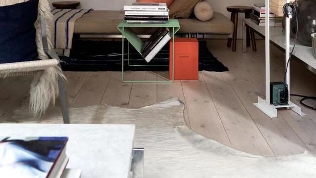 瑞典室内设计师的单身loft住所，东西多而不乱，生活气息浓