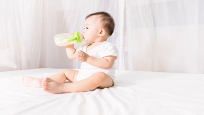 为何宝宝吃奶粉能睡到天亮，吃母乳却总是夜醒？不是母乳的错