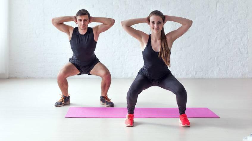 小米粥|深蹲虽有4大好处，但锻炼时也需注意这2个事项，否则伤身！