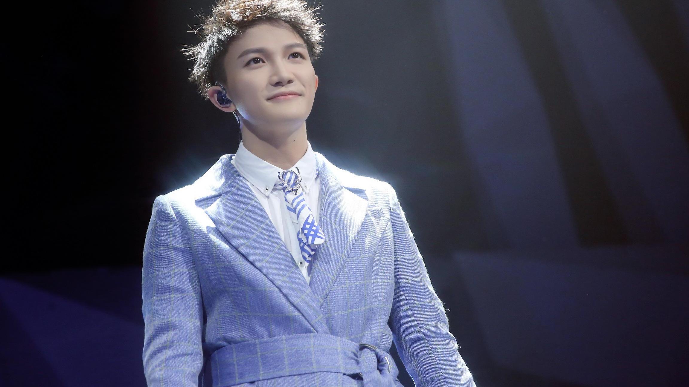 周深|为什么歌手周深的国民认可度很高？遛狗老头老太太：我喜欢！你管不着！