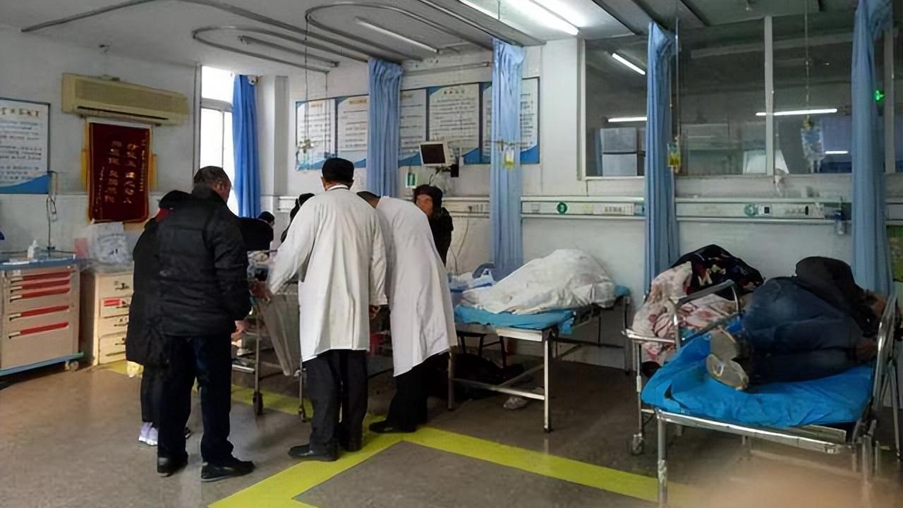 医生|一杯白酒下肚，小伙被送进抢救室，提醒年轻人：不要拿健康来拼！