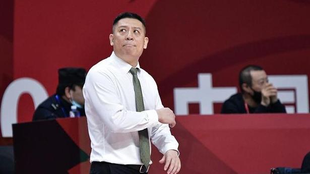 |CBA三消息：四川主帅意外被裁，韩硕将成接班人，重庆前锋将选秀