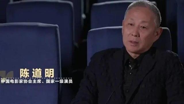 陈道明|老戏骨陈道明近照曝光，满头白发眉毛快要掉光，身体状况惹人担忧