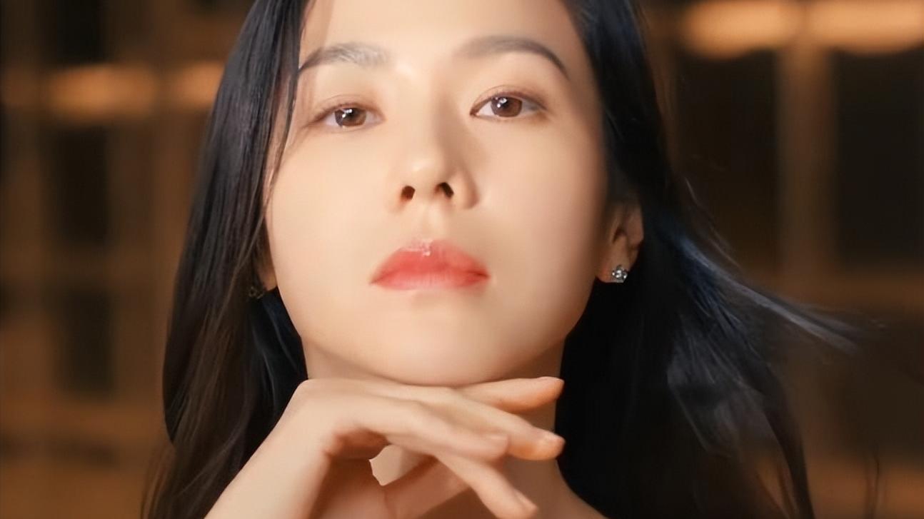 孙艺珍|孙艺珍最新视频公开：穿粉色长裙显优雅，甜笑气质明显很幸福