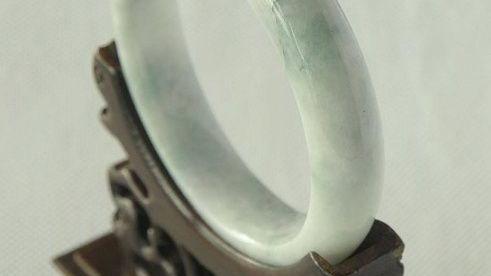 翡翠手镯|1千块和1万块的翡翠手镯，差距到底有多大？