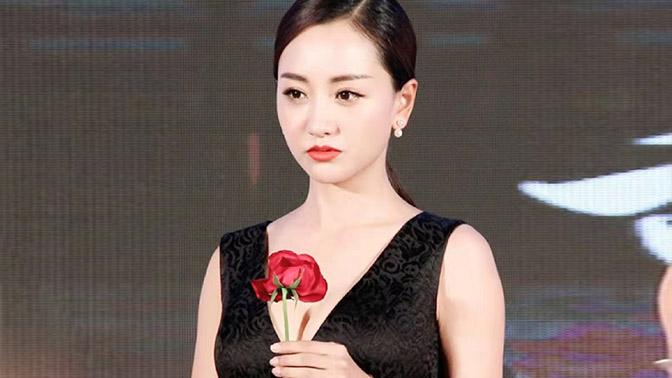 杨蓉|杨蓉活动旧照被翻出，穿无袖长裙扎马尾辫，笑容满面少女感十足