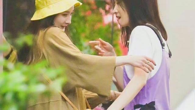 |《花少》录制，杨幂小黄帽造型十分有活力，和刘敏涛贴贴关系好