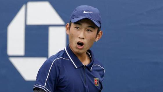 吉尔|赛季首秀开门红！16岁商竣程首盘送蛋，三盘大战掀翻2号种子！